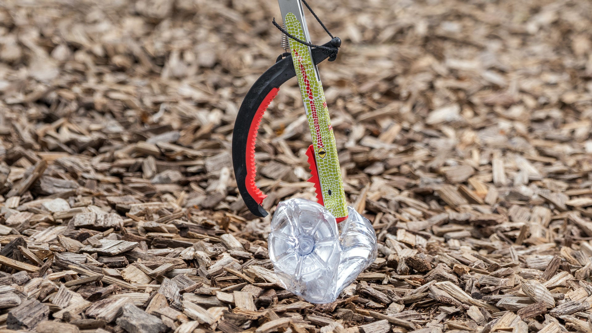 Graptor Kids Litter picker gripping plastic bottle.